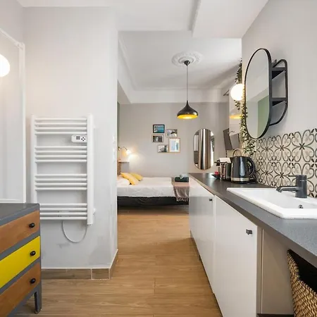 Bright & Cosy W Terrace Ac Apartment
