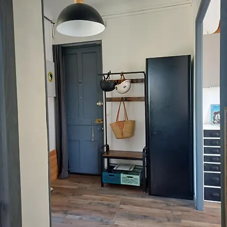 2p Renove Dans Bel Immeuble Nicois De Caractere Apartment