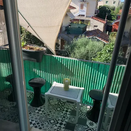 2p Renove Dans Bel Immeuble Nicois De Caractere Apartment *