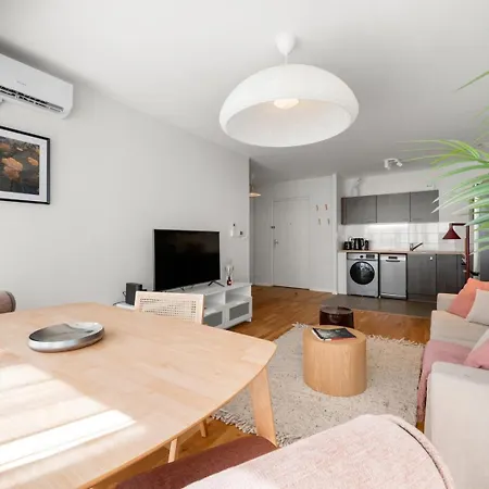 Apartment Stunning & Bright - 2 Bedrooms - Parking Wifi/ac