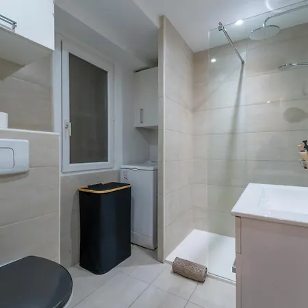 Old Town Nice, 2 Bedrooms & 2 Bathrooms,quiet, Ac For 4 People Apartment