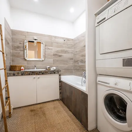 Charming & Comfortable - Near The Port / Parking Apartment