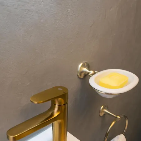 1 Min Walk To Luxury Boutique Apartment *
