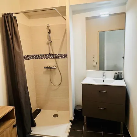 Apartment Et Spacieux A 10 Minutes Du Centre De Et 5 Min De L'entree D'autoroute Acces Faciles Et Dans Quartier Calme