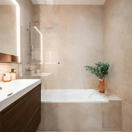 Spacious In Port Of Apartment *