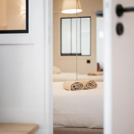 2-bedroom - Sleeps 4 - Place Massena * Nice