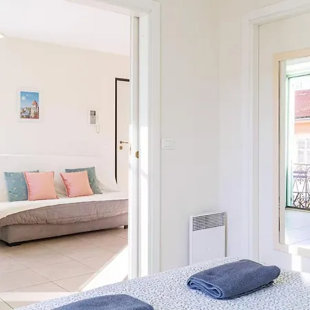 Apartment Bright With Balcony Port De Nice