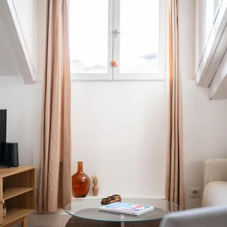 Charming & Bright Cozy Retreat On Port Apartment *