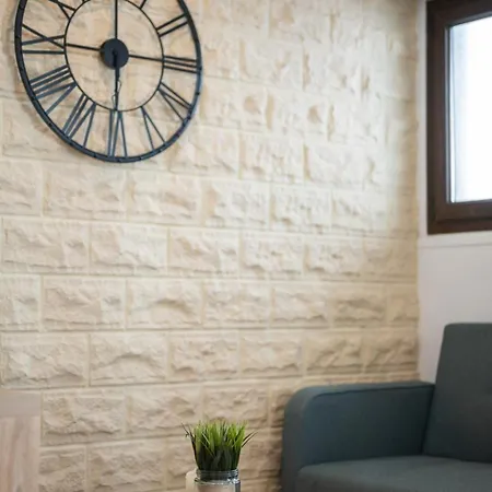 Beautifully Renovated With Charm - In The Port /ac Apartment *