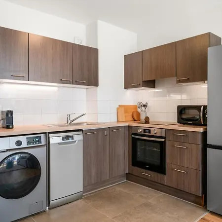 Stunning & Bright - 2 Bedrooms - Parking Wifi/ac