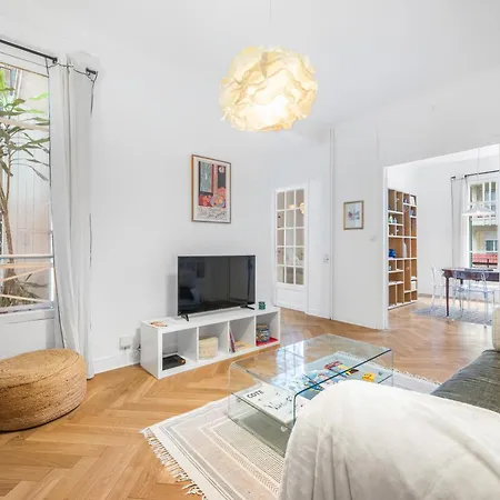 Charming & Comfortable - Near The Port / Parking Apartment *