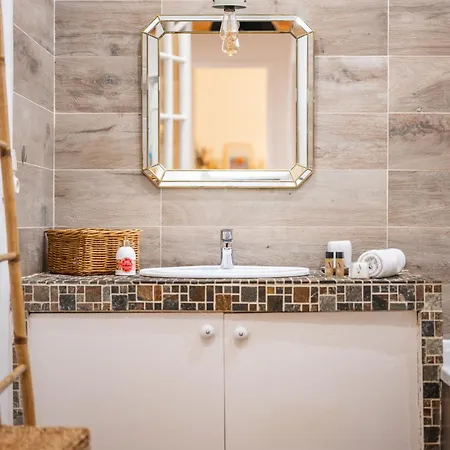 Charming & Comfortable - Near The Port / Parking Nice