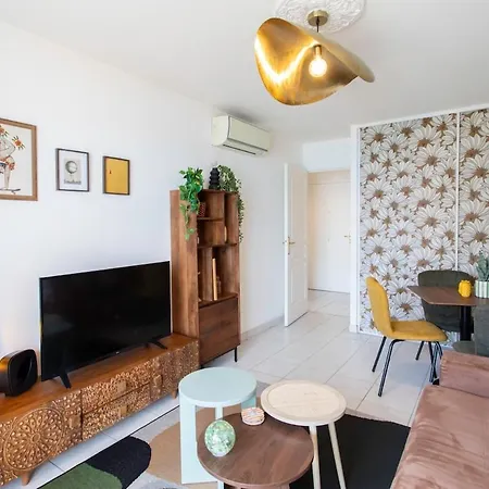 Modern 2-bedroom Sea View, Air Conditioning, Balcony Apartment