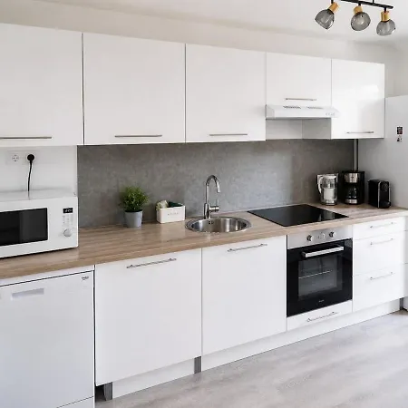 Beautiful Bright 2-bedroom 1 Minute From The *