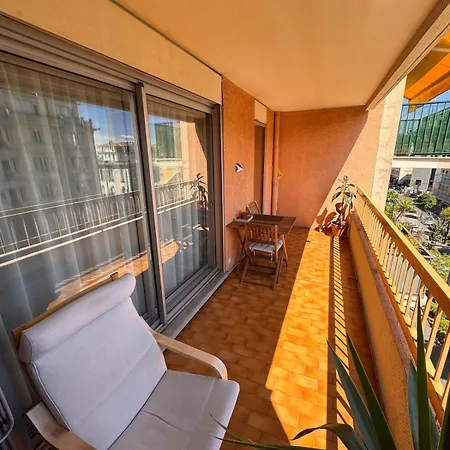 Beautiful Bright 2-bedroom 1 Minute From The *