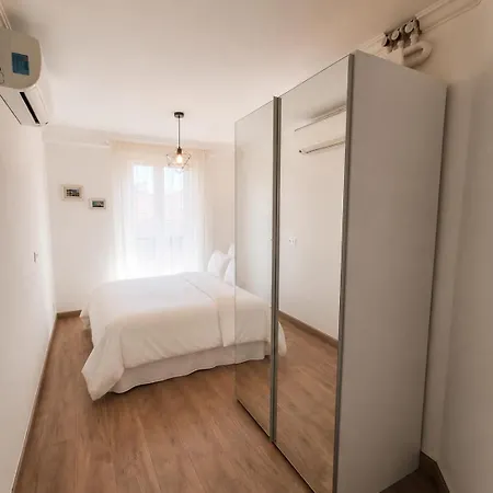 Heart Of Nice, 3min, 3 Ac Units, Balcony With 4-seater Dining! Apartment