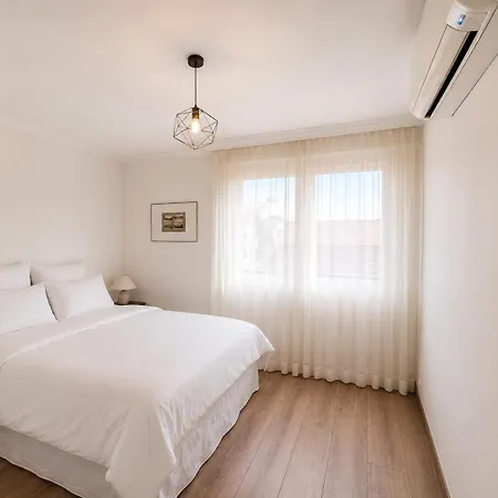 Apartment Heart Of Nice, 3min, 3 Ac Units, Balcony With 4-seater Dining! *