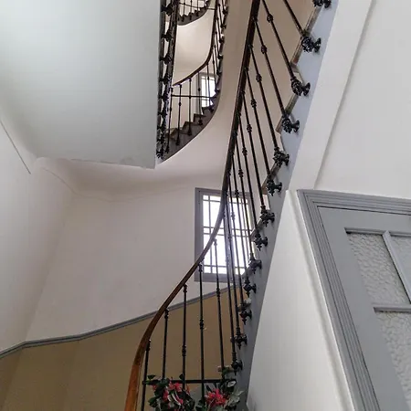 Apartment - Charming 2 In A Quiet Area *