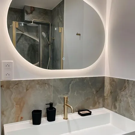 Apartment Charming Apartment, Air-conditioned And Centrally Located Nice