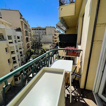 Charming Apartment, Air-conditioned And Centrally Located * Nice