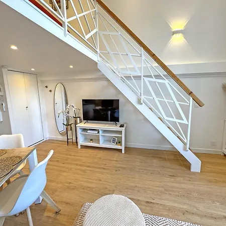 Elegant Seafront Loft Old Town Apartment