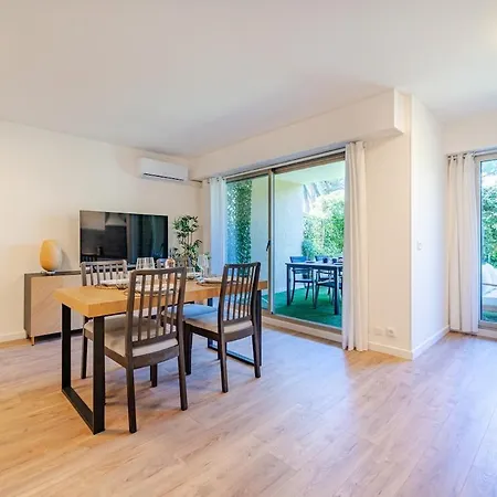 Beautiful 2-bedroom Apartment, Garden, Swimming Pool, Sea Within Walking Distance Nice