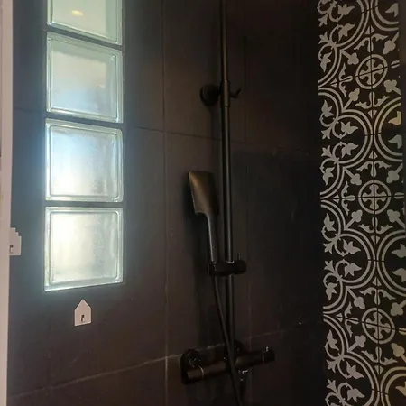 2p Renove Dans Bel Immeuble Nicois De Caractere Nice