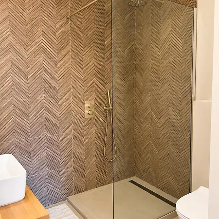 Completely Renovated 2 Minutes From The Apartment Nice