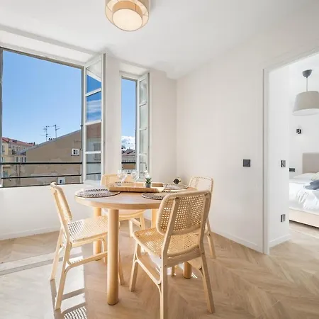 2-bedroom - Sleeps 4 - Place Massena Apartment *