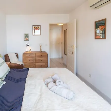 Modern 2-bedroom Sea View, Air Conditioning, Balcony *