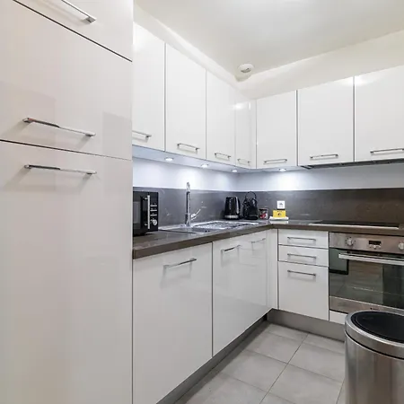 Charming 1 Bdr In The Center * Nice