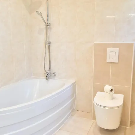 Apartment T4 Moderne Climatise - Parking Prive- Terrasse - - *