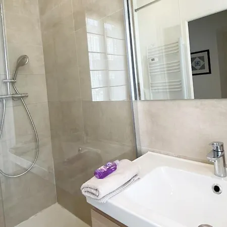 Spacieux Et - Vieux 5 Mn' A Pied Apartment