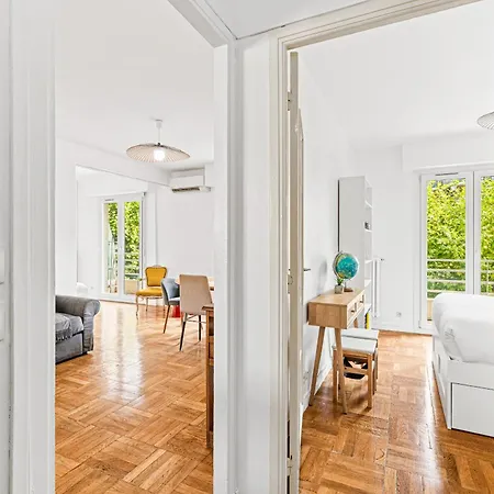 Comfortable & Bright 2 Bedroom Nice