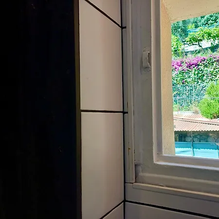 Apartment 2p Renove Dans Bel Immeuble Nicois De Caractere