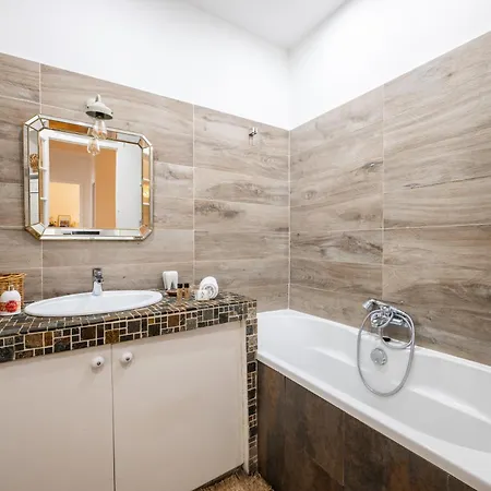 Charming & Comfortable - Near The Port / Parking Nice