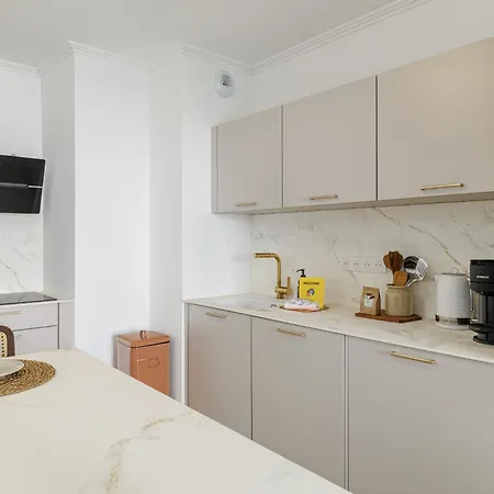 Quiet & Pretty 1 Bdr In The Center Apartment *