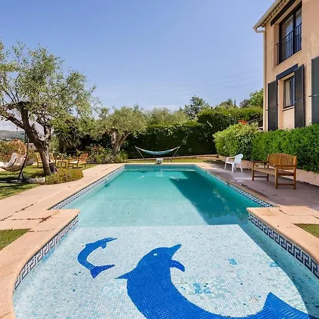 Apartment With Pool And Mountain View