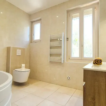 Apartment T4 Moderne Climatise - Parking Prive- Terrasse - - Nice