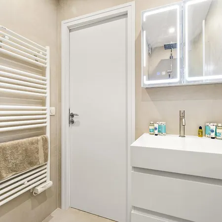 Carabacel - One Ac And Balcony Apartment *