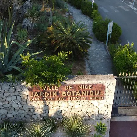 Avec Jardin Et Piscine