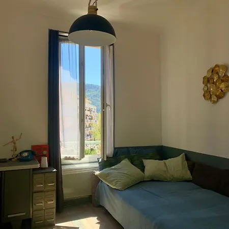 2p Renove Dans Bel Immeuble Nicois De Caractere *