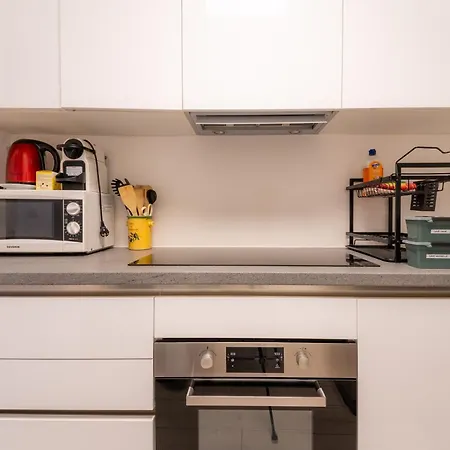 Old Town Nice, 2 Bedrooms & 2 Bathrooms,quiet, Ac For 4 People