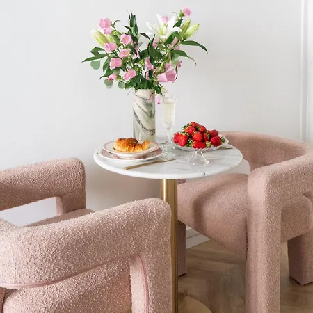 1 Min Walk To Luxury Boutique Apartment *