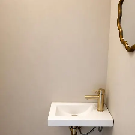 Completely Renovated 2 Minutes From The Apartment Nice