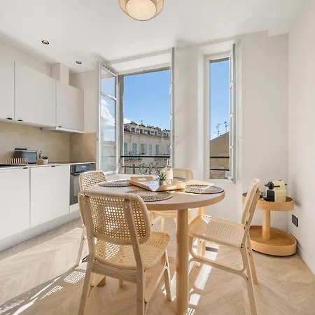 2-bedroom - Sleeps 4 - Place Massena Apartment *