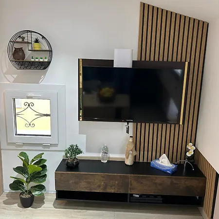 Charming New For 4 People - Garibaldi & Tram Apartment