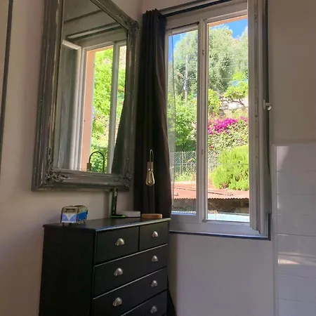 2p Renove Dans Bel Immeuble Nicois De Caractere * Nice