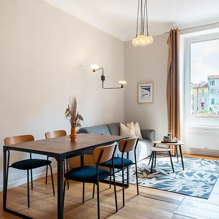 Bright 2 Center Apartment