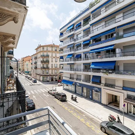 Fully Renovated 2-bedroom Apartment *
